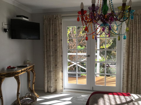 Applegate Lane Chalet - ACT Tourism 6