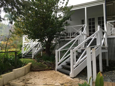 Applegate Lane Chalet - ACT Tourism 5