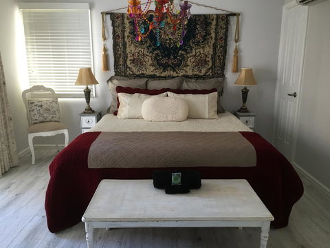 Applegate Lane Chalet - ACT Tourism 0