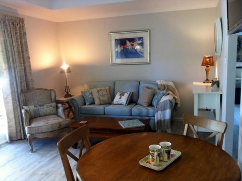 Applegate Lane Chalet - ACT Tourism 11