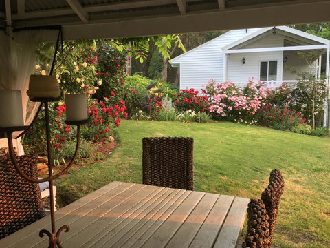 Applegate Lane Chalet - ACT Tourism 19