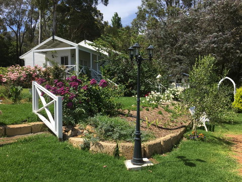 Applegate Lane Chalet - ACT Tourism 4