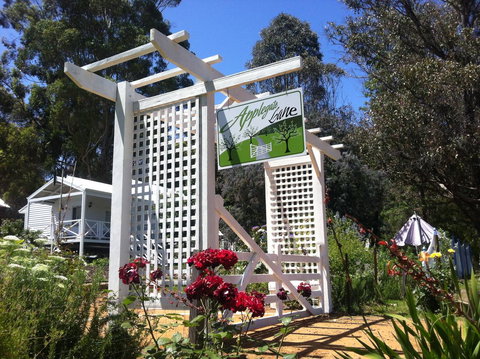 Applegate Lane Chalet - ACT Tourism 14