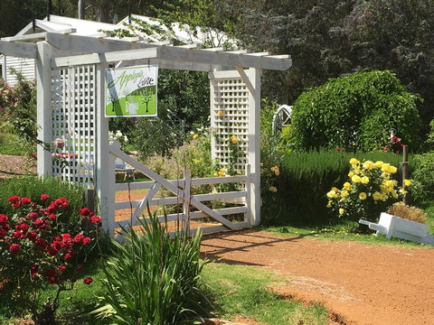 Applegate Lane Chalet - ACT Tourism 3