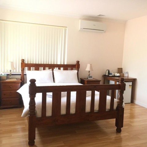 The Royal Dolphin Bed & Breakfast Safety Bay - ACT Tourism 4