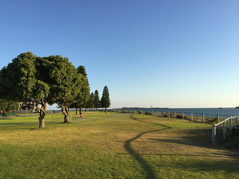 The Royal Dolphin Bed & Breakfast Safety Bay - ACT Tourism 23