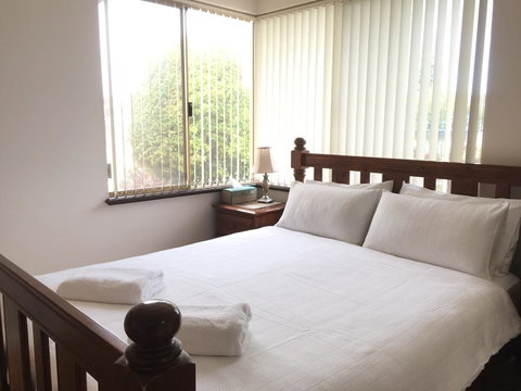 The Royal Dolphin Bed & Breakfast Safety Bay - ACT Tourism 5