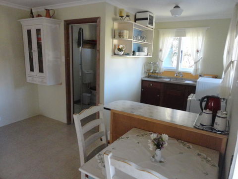 Di's Cabin In Dwellingup - ACT Tourism 19