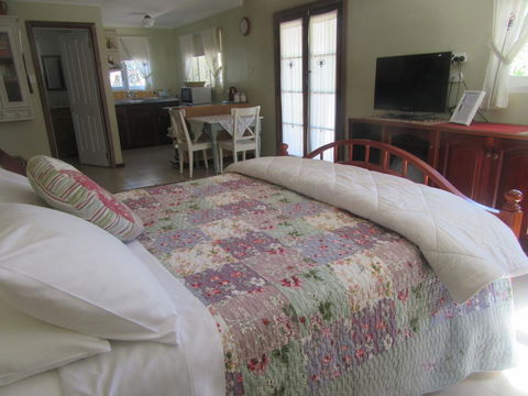 Di's Cabin In Dwellingup - ACT Tourism 11