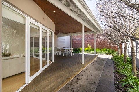 Inner Western Suburbs Retreat - ACT Tourism 12