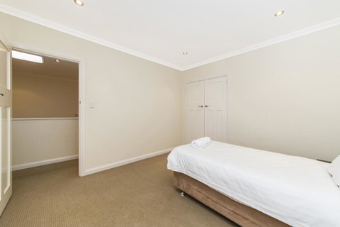 Inner Western Suburbs Retreat - ACT Tourism 29
