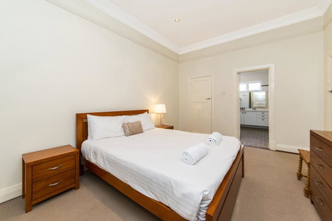 Inner Western Suburbs Retreat - ACT Tourism 24