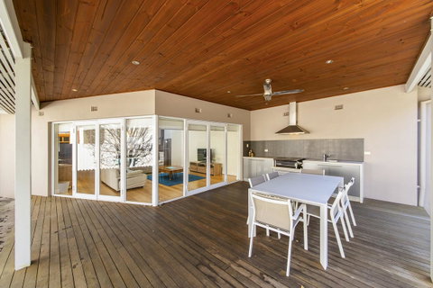 Inner Western Suburbs Retreat - ACT Tourism 2