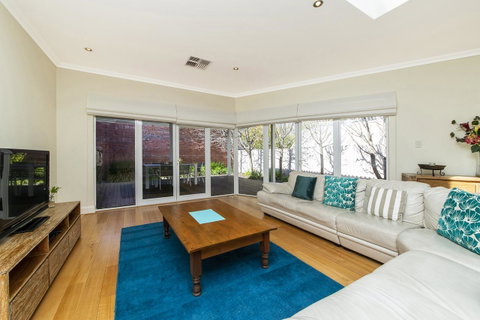 Inner Western Suburbs Retreat - ACT Tourism 6
