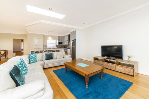 Inner Western Suburbs Retreat - ACT Tourism 9