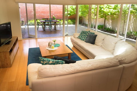 Inner Western Suburbs Retreat - ACT Tourism 3