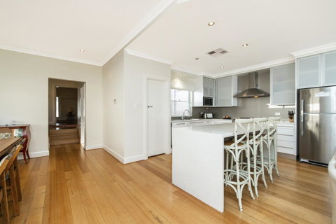 Inner Western Suburbs Retreat - ACT Tourism 10