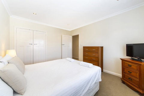 Inner Western Suburbs Retreat - ACT Tourism 35