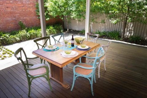 Inner Western Suburbs Retreat - ACT Tourism 4