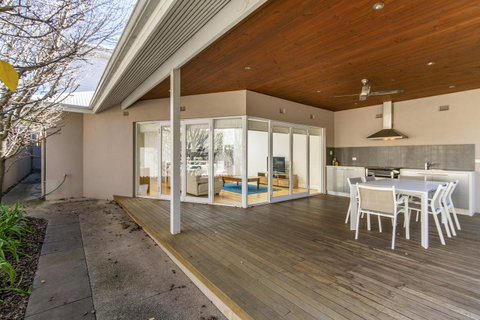 Inner Western Suburbs Retreat - ACT Tourism 15
