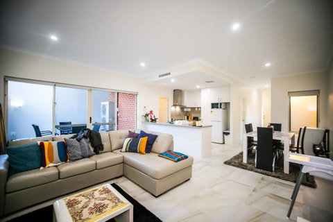 VIP Stays - Villa De Burswood Luxury 3BR Suite W/ King Bed FREE WIFI - ACT Tourism 0