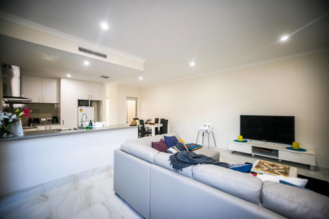 VIP Stays - Villa De Burswood Luxury 3BR Suite W/ King Bed FREE WIFI - ACT Tourism 14