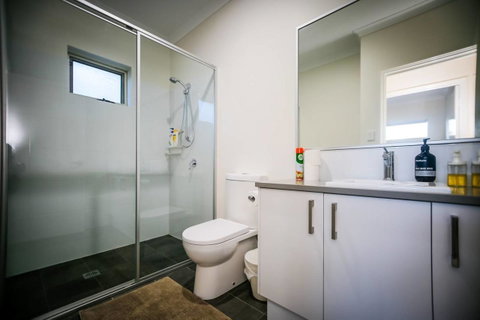VIP Stays - Villa De Burswood Luxury 3BR Suite W/ King Bed FREE WIFI - ACT Tourism 5
