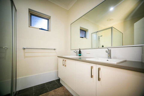 VIP Stays - Villa De Burswood Luxury 3BR Suite W/ King Bed FREE WIFI - ACT Tourism 3