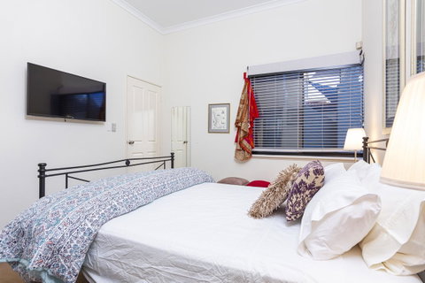 Como Executive Apartment - ACT Tourism 7