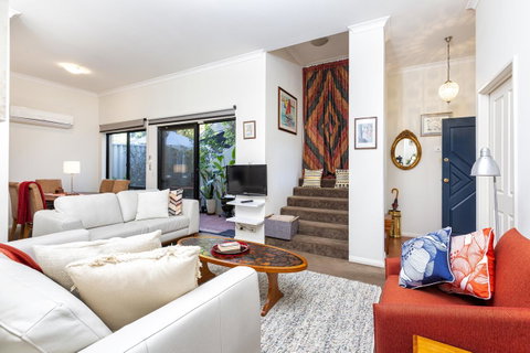 Como Executive Apartment - ACT Tourism 9