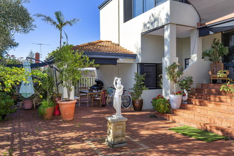 Como Executive Apartment - ACT Tourism 16