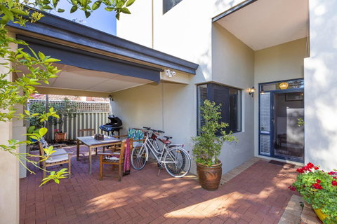 Como Executive Apartment - ACT Tourism 2