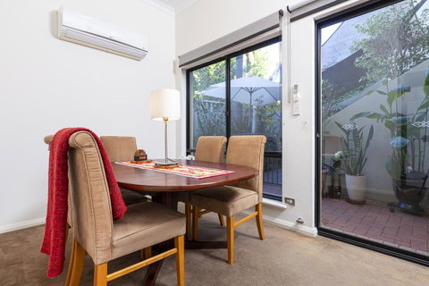Como Executive Apartment - ACT Tourism 10