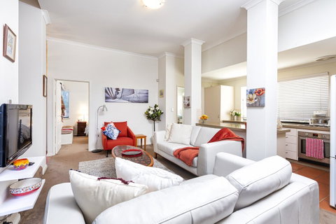 Como Executive Apartment - ACT Tourism 5