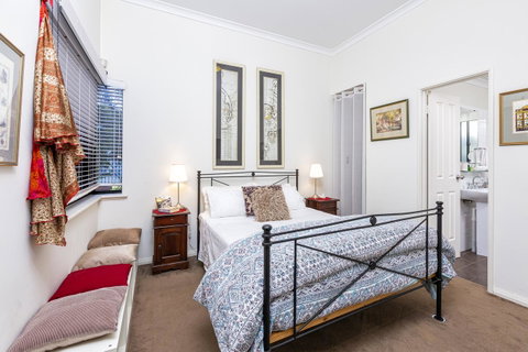 Como Executive Apartment - ACT Tourism 6