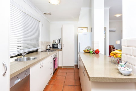 Como Executive Apartment - ACT Tourism 8
