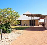 Osprey Holiday Village Unit 104 - Luxury spa bath with a view - ACT Tourism