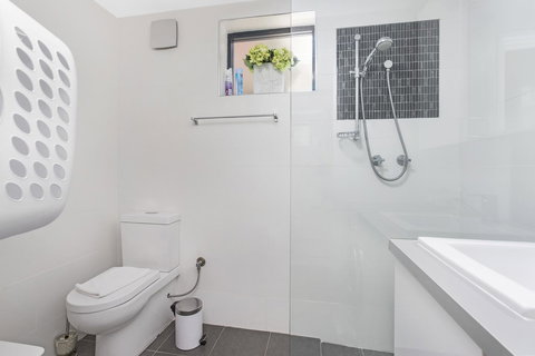 Gorgeous 26 1 Bed Designer Fitout Perfect Location - ACT Tourism 29