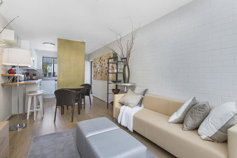 Gorgeous 26 1 Bed Designer Fitout Perfect Location - ACT Tourism 24