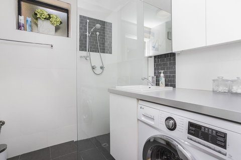 Gorgeous 26 1 Bed Designer Fitout Perfect Location - ACT Tourism 5