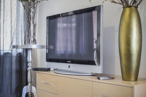 Gorgeous 26 1 Bed Designer Fitout Perfect Location - ACT Tourism 3