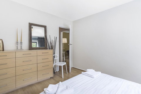 Gorgeous 26 1 Bed Designer Fitout Perfect Location - ACT Tourism 17