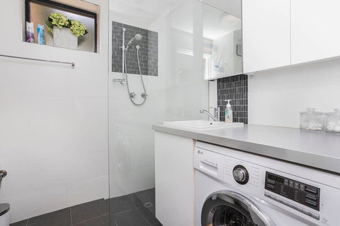 Gorgeous 26 1 Bed Designer Fitout Perfect Location - ACT Tourism 36