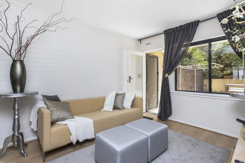 Gorgeous 26 1 Bed Designer Fitout Perfect Location - ACT Tourism 41