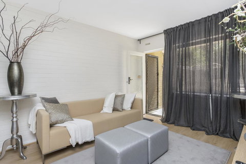 Gorgeous 26 1 Bed Designer Fitout Perfect Location - ACT Tourism 8