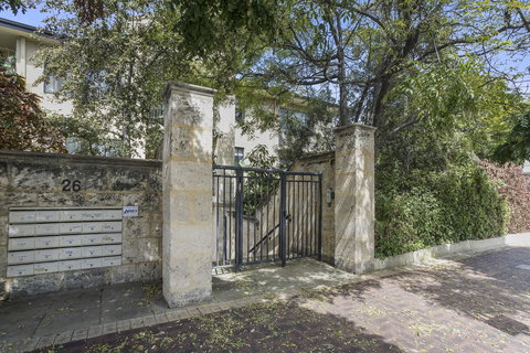 Gorgeous 26 1 Bed Designer Fitout Perfect Location - ACT Tourism 30