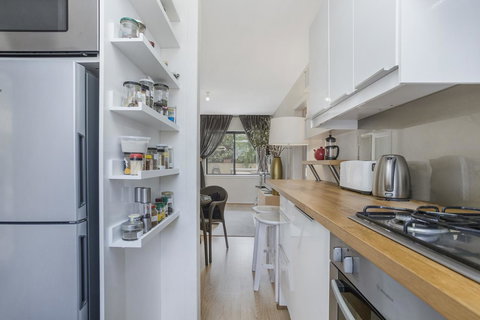 Gorgeous 26 1 Bed Designer Fitout Perfect Location - ACT Tourism 7