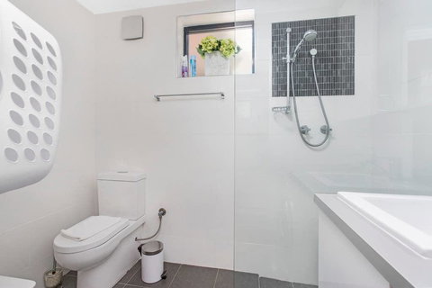 Gorgeous 26 1 Bed Designer Fitout Perfect Location - ACT Tourism 42