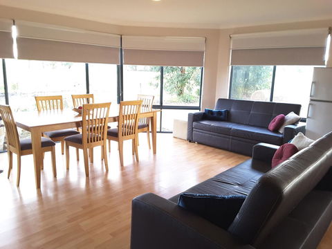 Cosy Corner Chalets - ACT Tourism 0