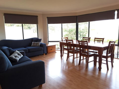 Cosy Corner Chalets - ACT Tourism 4